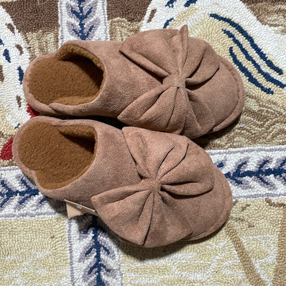 Women’s bow brown slippers size M-L by C.C
